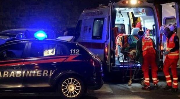 Con l'auto prima fuori strada poi contro un albero: quattro ragazzi, tre minorenni, trasferiti all'ospedale regionale di Ancona