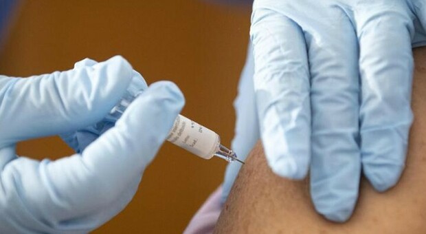 Vaccino Covid, apripista 260mila lombardi: si parte con ospedali e Rsa, poi i fragili