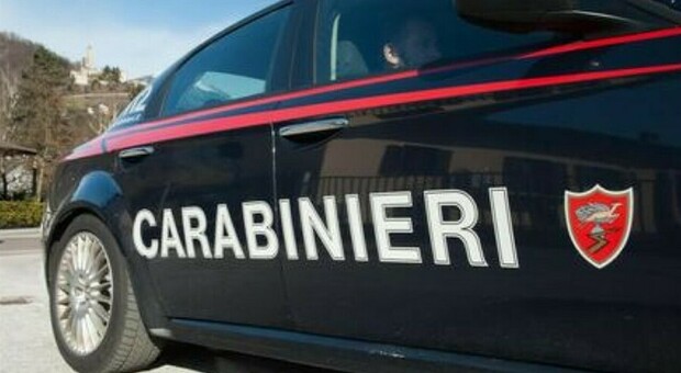 Ragazzo di 30 anni trovato morto in un parcheggio: mistero a Modena, «forse caduta accidentale»