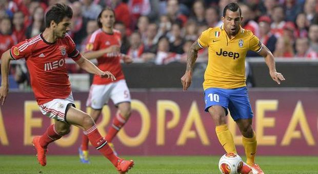 Benfica-Juve: 2-1, Tevez non basta. Per la finale i bianconeri ​devono vincere 1-0 o con due gol di scarto. Conte: ko ingiusto