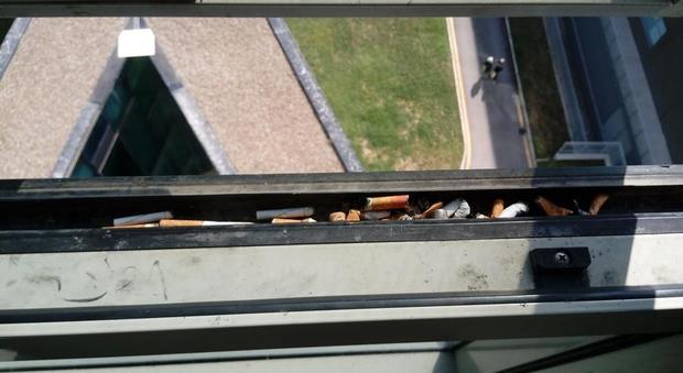 Ospedale del Mare, si fuma nelle scale: mozziconi sui gradini e incastrati negli infissi