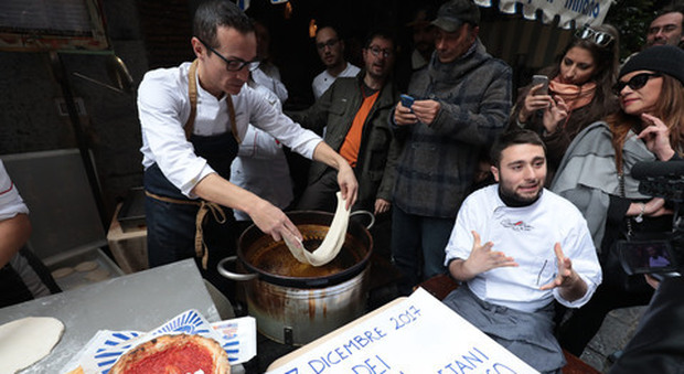 Pizza patrimonio Unesco, a Napoli è festa: tranci per tutti al centro storico