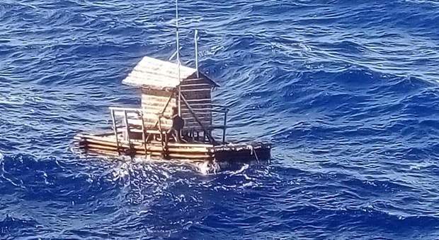 Ragazzo di 19 anni sopravvive 49 giorni su una zattera nell'Oceano Indiano