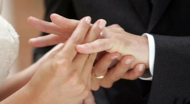 Sposa un algerino per duemila euro, 24enne nei guai: «Matrimonio finto»