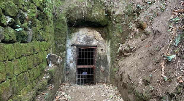 Sibilla, il mito dimenticato: la grotta sul lago d'Averno chiusa e pericolante