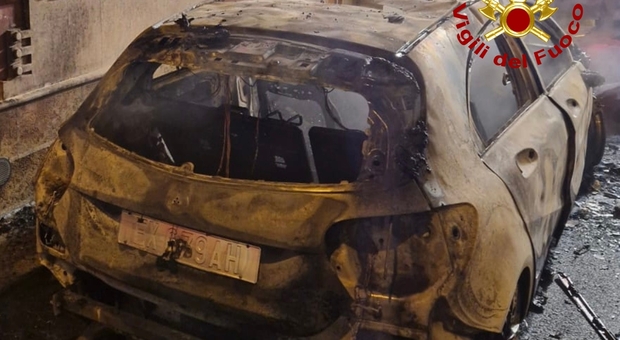 Ancora un'auto a fuoco nel Salento: distrutta una Mercedes