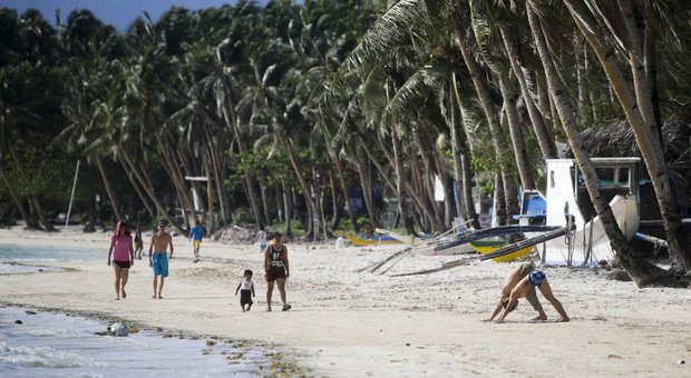 Troppi turisti, acqua inquinata: chiude per sei mesi l'isola filippina di Boracay