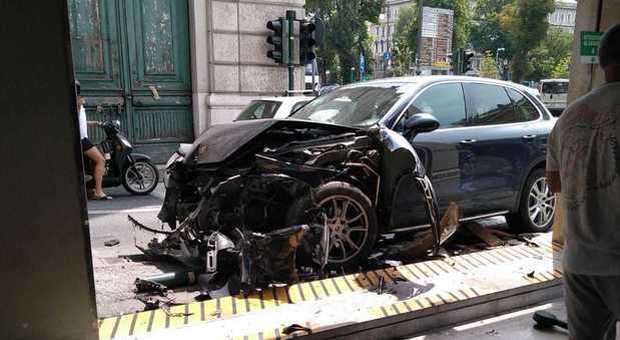 Trieste. Porsche Cayenne distrutta: si schianta contromano all'entrata del Pam Foto