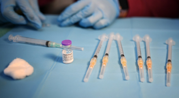 Vaccino Covid, lo studio sui pazienti oncologici: «Gli anticorpi calano dopo sei mesi, dopo nove sono nulli»