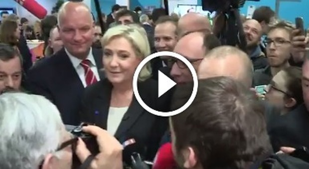 Gli uomini della sicurezza picchiano il giornalista che intervista Marine Le Pen