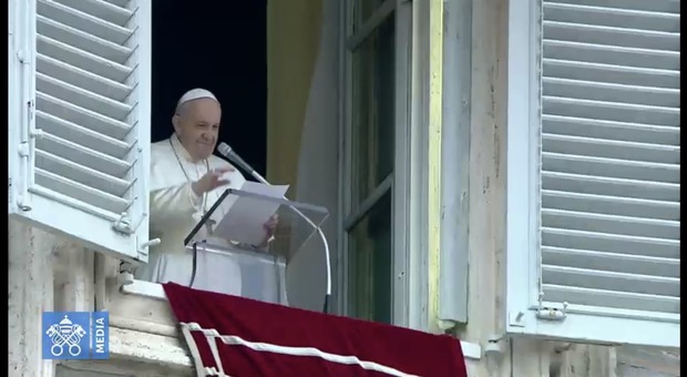 Papa Francesco dà forfait anche al ritiro spirituale: «Ho il raffreddore»