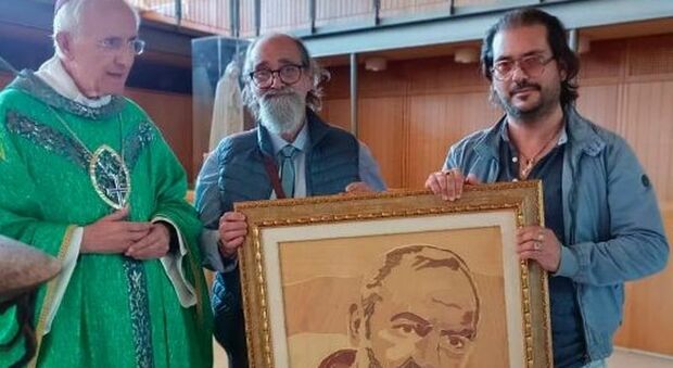 Il padre guarì dopo l'intervento grazie all'"intercessione" del santo: l'artista realizza un quadro dedicato a Padre Pio
