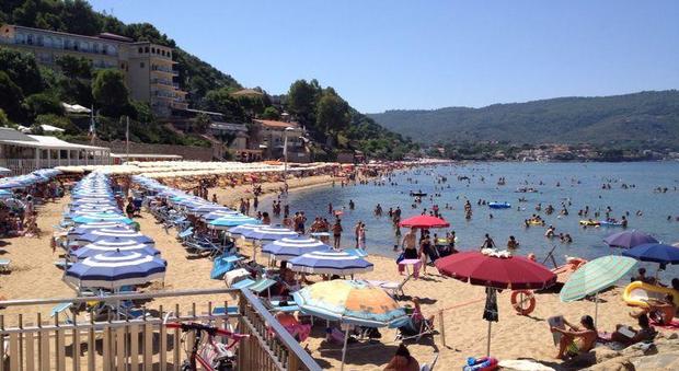 Castellabate, spiagge libere: è già guerra di ombrelloni