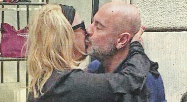 Tina Cipollari, baci col fidanzato Vincenzo Ferrara a Firenze