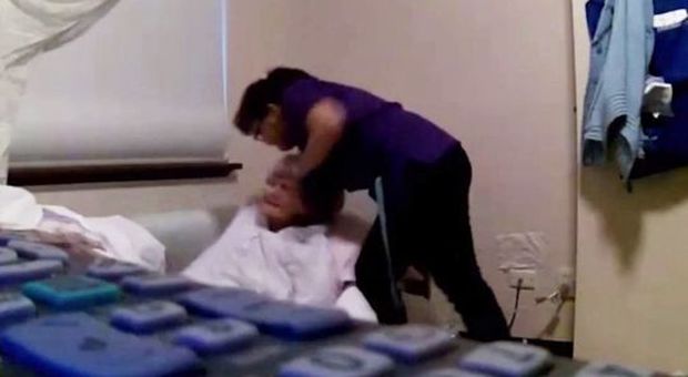 Nonna di 92 anni presa per la testa e messa con forza a letto, scagionate le infermiere: «Non c'è reato»