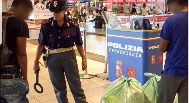 A spasso nel Terminal Bus della stazione di Napoli Centrale alla ricerca di bagagli da rubare: arrestato