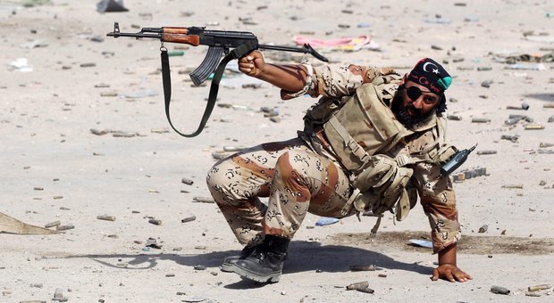 Libia, milizie e confini, tanti i nodi da sciogliere: Emirati ed Egitto spingono per le armi