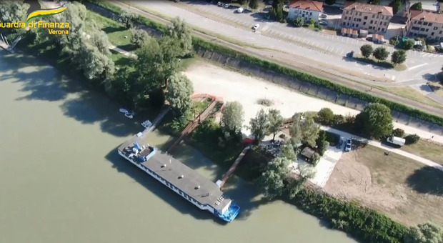 Maxi frode fiscale a Verona, sequestrato anche ristorante galleggiante sull'Adige