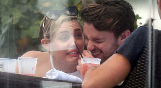 Miley Cyrus, dopo le esibizioni hot pranzo da innamorati col fidanzato Patrick