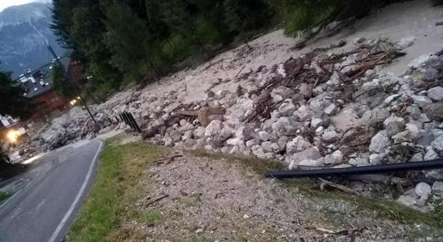 Maltempo al nord, piogge e grandinate: frana blocca un treno in Alto Adige