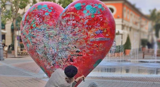San Valentino, a Castel Romano spunta il cuore per le dediche