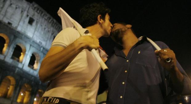 Il conduttore di Radio Globo in diretta: «Che ribrezzo due uomini che si baciano». Un'ascoltatrice: «Sei incivile»