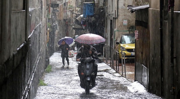 Campania, torna l'allerta meteo gialla: pioggia e vento da giovedì a venerdì