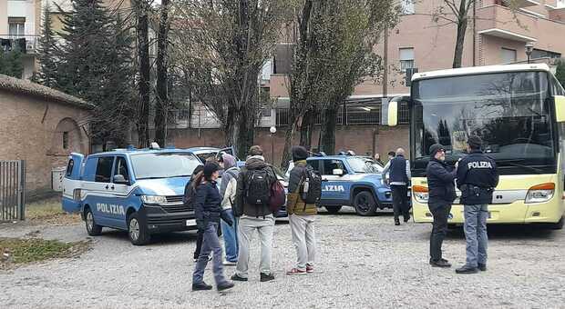 Sorpresa per gli studenti di Urbino: ad attenderli (per due giorni) i cani antidroga della polizia