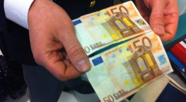 Banconote da 50 euro riprodotte con il liquido speciale, ma il negoziante non ci casca