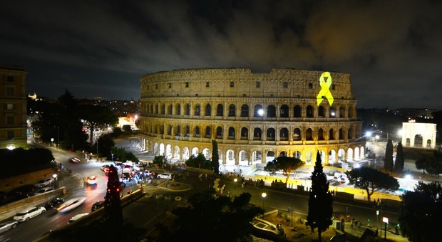 Roma, il Colosseo si accende con il Nastro d'oro: è il simbolo di tutti i bambini malati di tumore