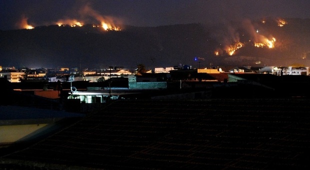 Continuano gli incendi nel Casertano: evacuate case e stop alla ferrovia