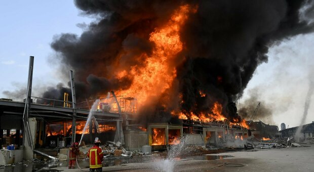 Beirut, nuovo incendio nel porto della capitale libanese: un mese fa l'esplosione che uccise 192 persone