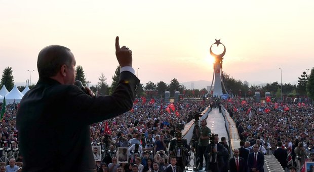 Turchia, in migliaia in piazza con Erdogan a un anno dal fallito golpe: «Taglieremo la testa ai golpisti»