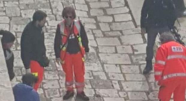 Si lancia nel vuoto per amore sul lungomare di Taranto, 25enne salvo dopo volo di 15 metri
