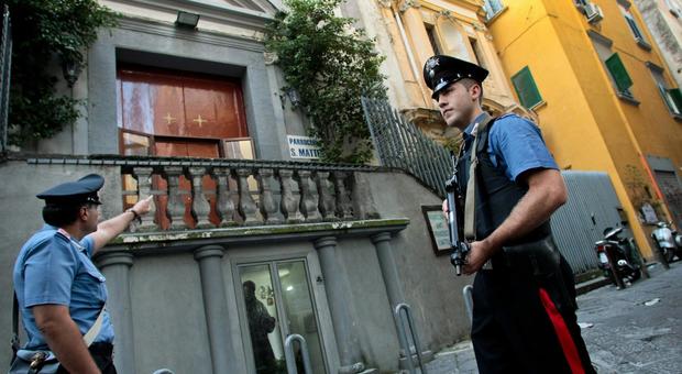 Napoli, spaccio di droga nel basso con il complice 14enne: arrestati entrambi