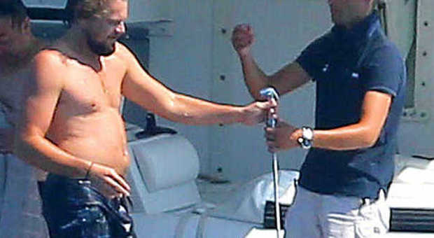 Leonardo DiCaprio "oversize", vacanze a Saint Tropez con la fidanzata Toni Garrn
