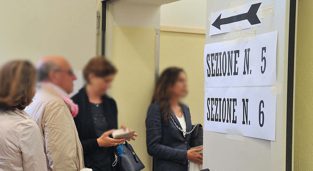 Quattro schede da compilare: code di elettori ai seggi nel Comune di Venezia
