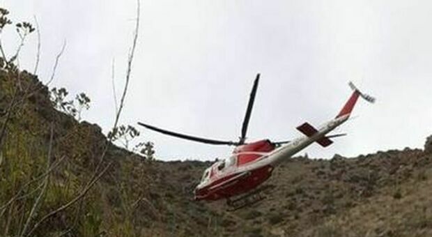 L'elicottero che ha recuperato il corpo senza vita