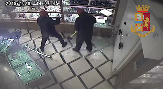 Rapina alla gioielleria di Conforama, arrestati a Brindisi due dei quattro banditi del colpo Vedi il video della rapina a Vazia