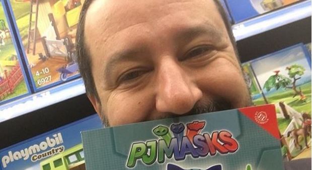 E Salvini scherza su Instagram: «Per fare il governo convoco i #SuperPigiamini!»