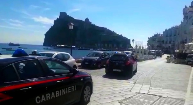 Weekend di controlli a Ischia: raffica di multe e sei denunce