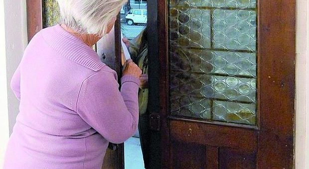 «Controllo contatori»: anziana apre la porta e finto tecnico del gas le ruba tutti i soldi e i gioielli