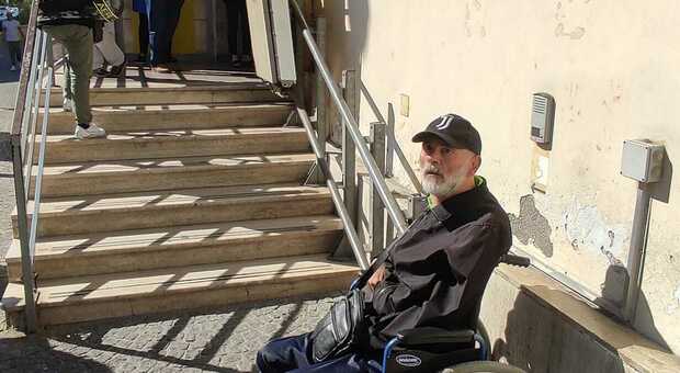 La denuncia del 50enne disabile: «Non posso entrare alla posta»