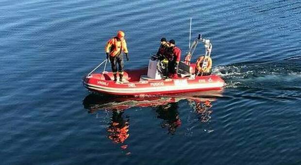 Ragazzino 13enne morto dopo un tuffo nel lago. Il corpo recuperato a 10 metri di profondità: «Una prova di coraggio con gli amici»