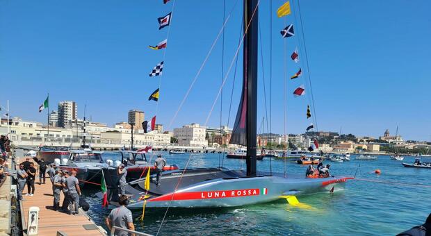 Luna Rossa, scafo d'argento e ali gialle: a Cagliari presentata la barca per la Coppa America 2024