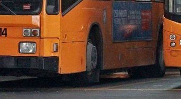 Choc a Napoli. Autista di bus non può far salire passeggero alla fermata: inseguito da un'auto e picchiato a bordo