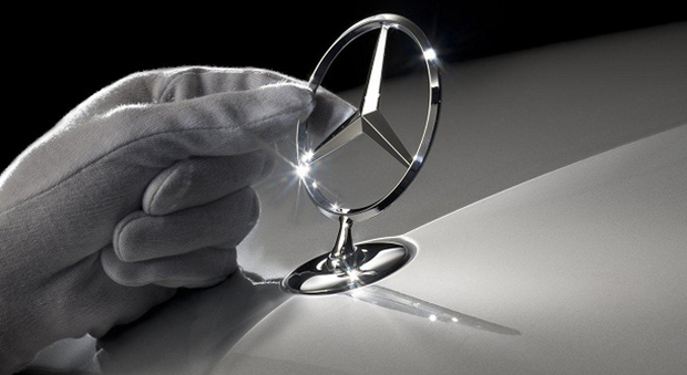 Il logo della Mercedes-Benz