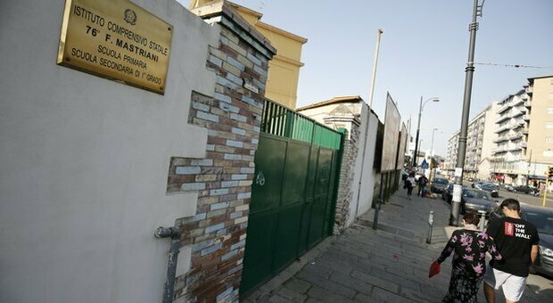 Napoli: ladri a scuola, rubati pc e videoproiettori nell'istituto Mastriani di Poggioreale