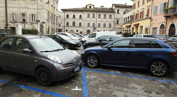 Ascoli, i parcheggi blu a un euro l ora da nove mesi, ma nessuno aggiorna i cartelli (dove costa di più)