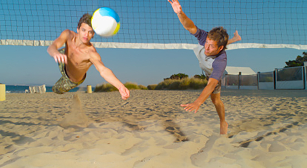 Sport d'estate, ecco 5 esercizi da fare in spiaggia (e non solo) per un relax senza traumi